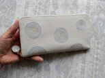 刺繍革財布『ぐるぐる』オフホワイト×ライトベージュ in 水色(牛革)ラウンドファスナー型の画像