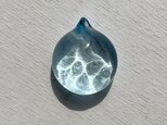 光の模様のペンダント（淡い青）