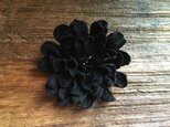 革花のブローチピン(Sビーズ) Lサイズ ブラックa