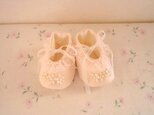 かわいいサーモンピンクのベビーシューズ