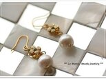 プチフラワー＆パールピアス（white）の画像