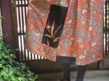着物リメイク☆優しい柄の染め紬に黒地花パッチ7４㎝丈の画像