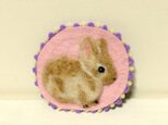 ちいさなうさぎちゃんブローチ フェルト刺繍の画像