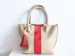 ベージュ革の手縫いのトートバック　/　レッドタッセル