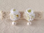 染め花とコットンパールのイヤリング(ホワイト×グリーン)