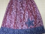 着物リメイク　葡萄色の花柄のふんわりスカートの画像