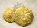 カサナルお月様　真鍮ブローチ　　右が大きな月の画像