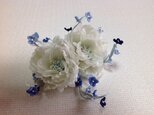 ブルーの小花に白い薔薇のコサージュの画像