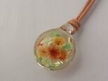 アウトレット・オレンジ色のブーケのペンダント・ガラス製・とんぼ玉