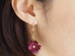 革花　ポンポンフープピアス/イヤリング ボルドーの画像