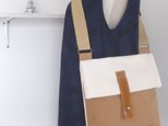 服に合わせやすい♪8号帆布のフラットショルダーバッグ（キナリxライトブラウン)　　　　）の画像