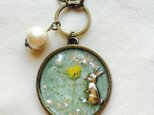 レジンバッグチャーム　花の旋律とウサギ(緑)