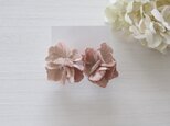 紫陽花ブーケのイヤリング(ベージュピンク）