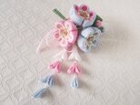 〈つまみ細工〉藤下がり付き梅三輪とベルベットリボンの髪飾り(水色とピンクと白)