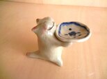 お皿を持つ猫(お香たて) 白猫の画像