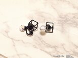 Cube catch pierce Black×howlite（片耳販売）の画像