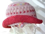 淡いピンク色のモヘアのニット帽子の画像