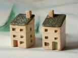 陶の家-緑の屋根の双子アパートの画像