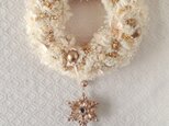 雪結晶のオーナメント付ふわふわリース(ホワイト&ゴールド・19cm)