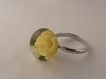 ミニバラの指輪・黄・ガラス製・とんぼ玉