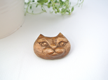 立体木彫り猫　ブローチの画像