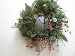 ジュニパーベリーと野バラの枝のXmas-wreathの画像