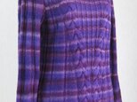 ・ケーブル模様の段染めセーター（紫）の画像
