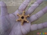 樹齢約800年の木材で作った　雪の華のペンダント　その９の画像