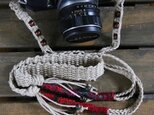 シルク糸&ウッドビーズ麻カメラストラップ（2重リング)の画像