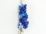 青のボンボンお花のバッグチャームキーホルダーの画像