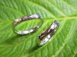 【女性用】プラチナV字 打ち出し ダイヤ入りリングの画像