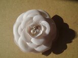 【sale】オフホワイトのカメリアコサージュ