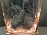 エゾリスとドングリのグラスの画像