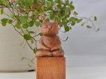 座禅猫　チェリーブラウン　木彫りの画像