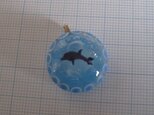 とんぼ玉（半玉）　イルカ　の画像