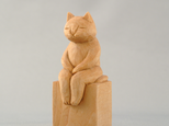 お座り猫　木彫り　置物の画像