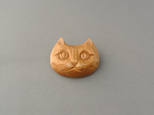 木彫り猫ブローチの画像