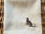 ハンカチ 冬の猫刺しゅう(雪と福寿草)の画像