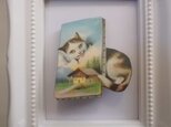 飼い主の絵を突き破った猫のウッドブローチの画像