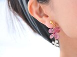 小さなアジサイとパールのデザインピアス/イヤリング【ラックダイ染】