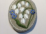 刺繍のブローチ リネン　すずらん、忘れな草の画像