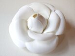 カメリアの布花コサージュ‐ホワイト-の画像
