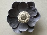 アネモネの布花コサージュ‐グレー-の画像