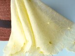 草木染刺繍ハンカチ マーガレット（レモンイエロー）の画像