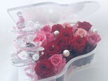 【プリザーブドフラワー／グランドピアノシリーズ】ピンクと赤い薔薇とパールの恋する輝く涙の画像