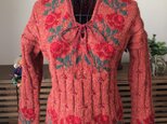 バラの編み込みと刺繍のセーターの画像