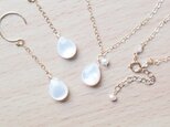 ホワイトシェルのシンプルピアス／イヤリングの画像