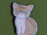 春を待つトラ猫ちゃん・刺繍ブローチの画像