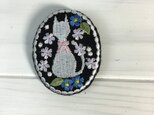 楕円型刺繡ブローチ　リネン  白い猫とお花の画像