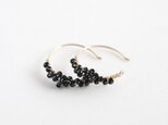 ブラックスピネルがぎゅっとつまったフープライクピアス